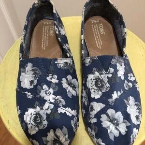Toms slip on flat shoes women size 8.5 navy blue floral